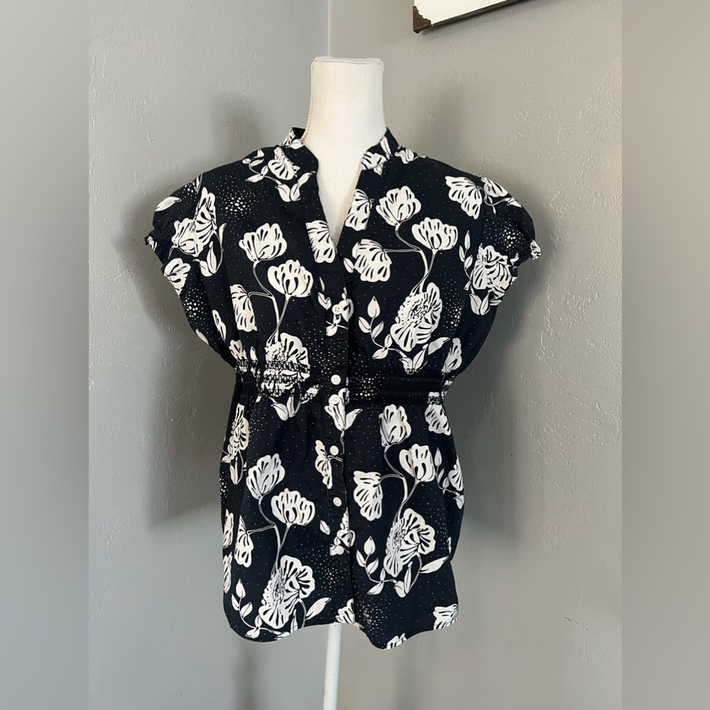 Gap v-neck, short sleeve button up size L